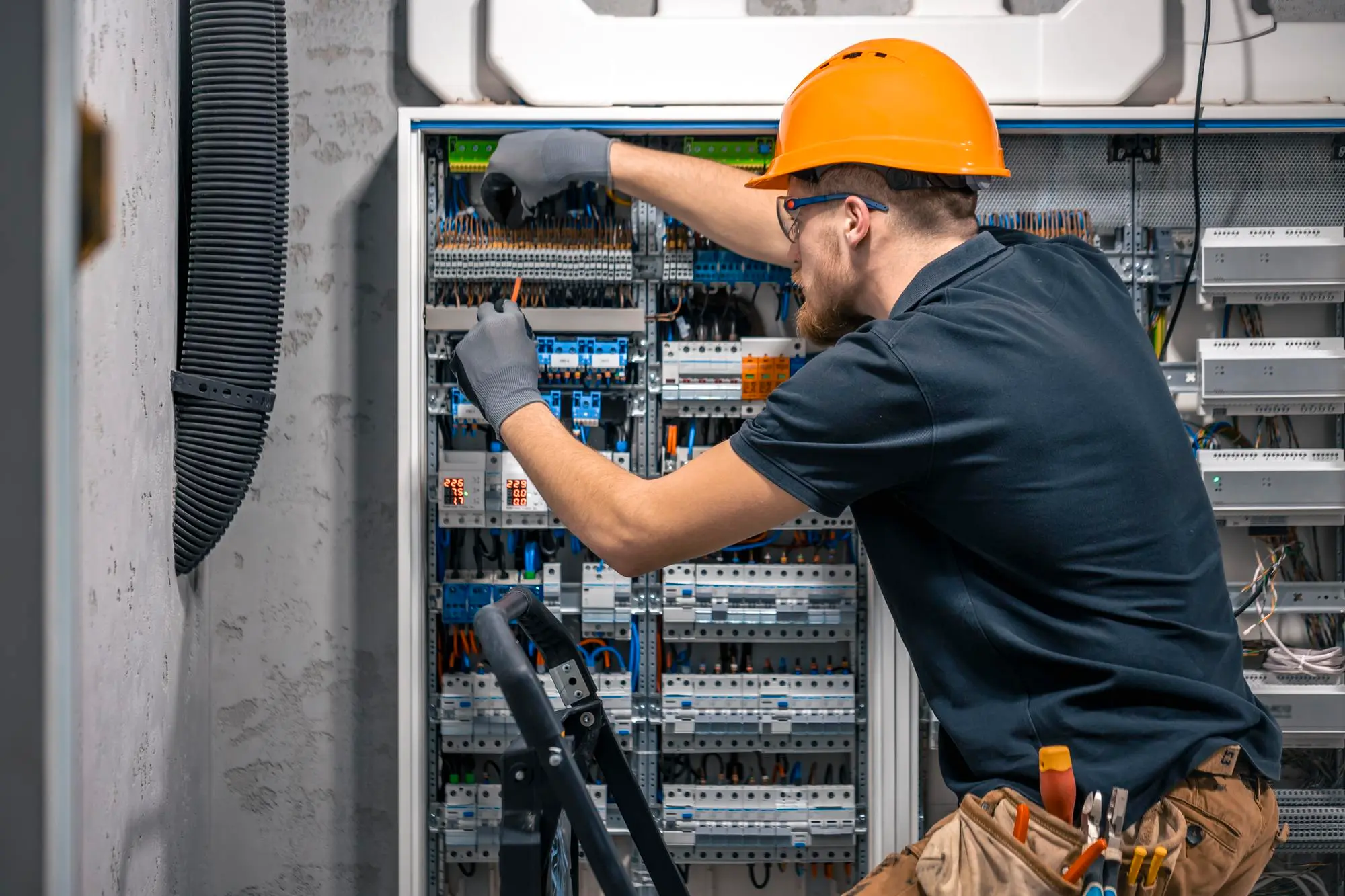 Elektricien werkt aan schakelkast met zekeringen